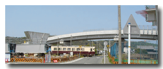 間もなく鉄道上部に橋桁が架けられる