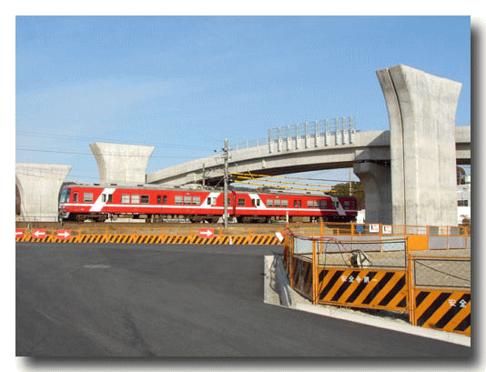 於呂地内で、遠州鉄道の電車が通過中!
