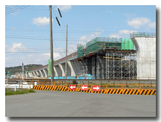 上り線は電車の線路の東西で橋が出来てきている!