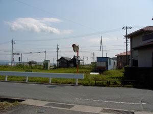 真正面、真ん中の建物は秋葉山の竜灯！